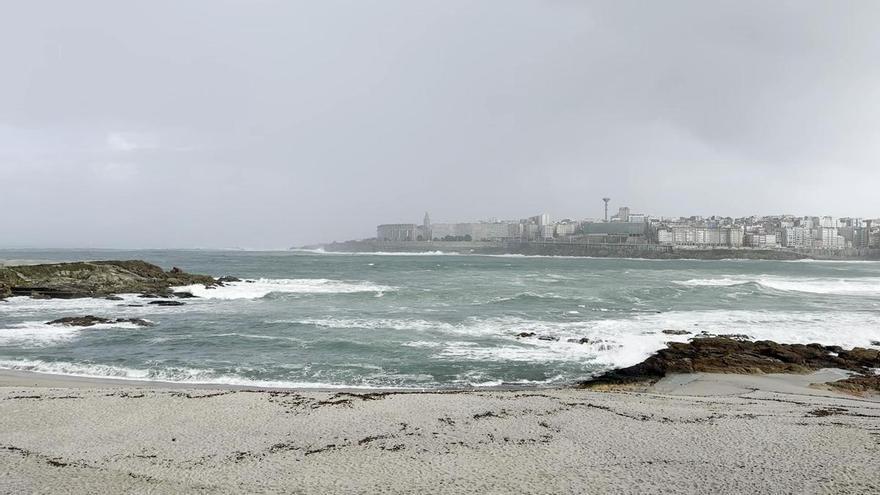 Así está el mar en Riazor a unas horas de que comience la alerta roja