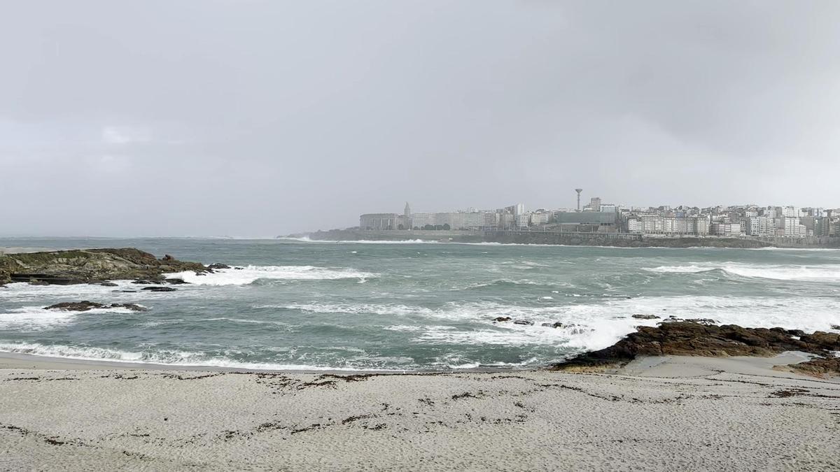 Así está el mar en Riazor a unas horas de que comience la alerta roja