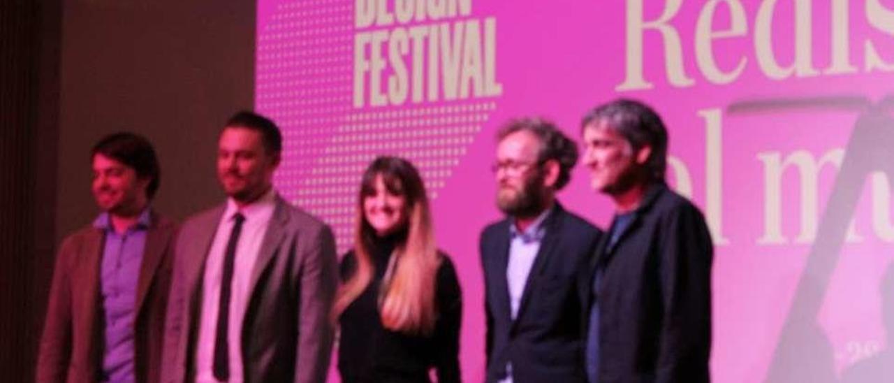 Los galardonados del primer Madrid Design Festival: desde la izquierda, Pablo Vidiella Huguet, Tristan Eaton, Paula Clavería, Erwan Bourullec y Martí Guixé.