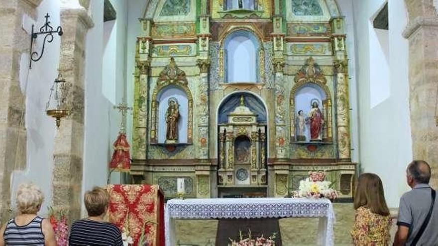 Los feligreses de Figueruela de Abajo admiran el aspecto del retablo de su iglesia de Santiago Apóstol tras la intervención de la restauradora Ana Sánchez Calzada, culminada a tiempo para las fiestas del patrón de España y de la localidad alistana.