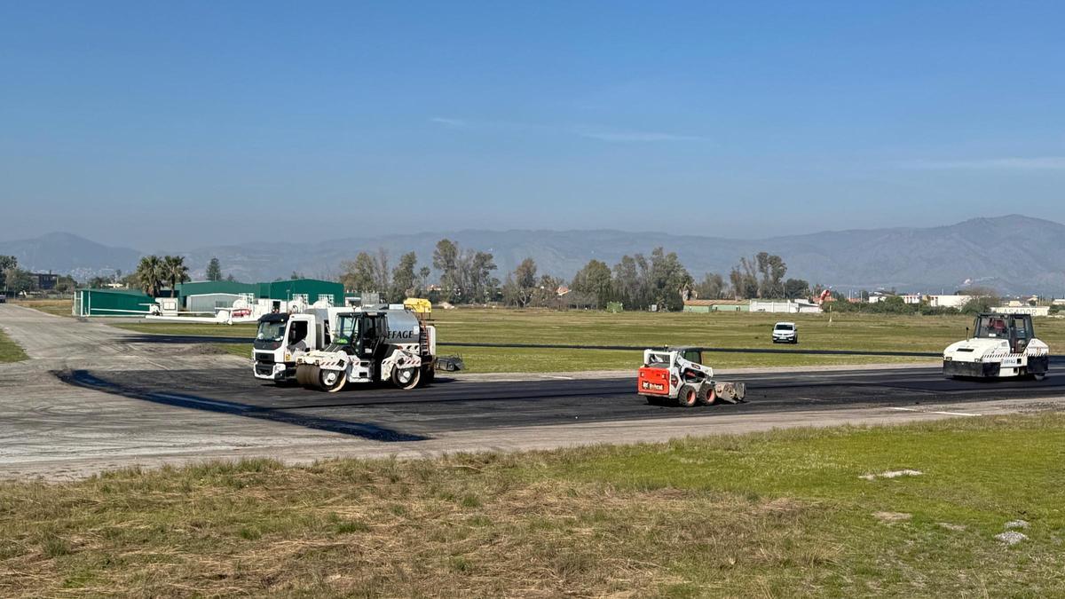 Otra imagen de los trabajos de asfaltado de la pista.