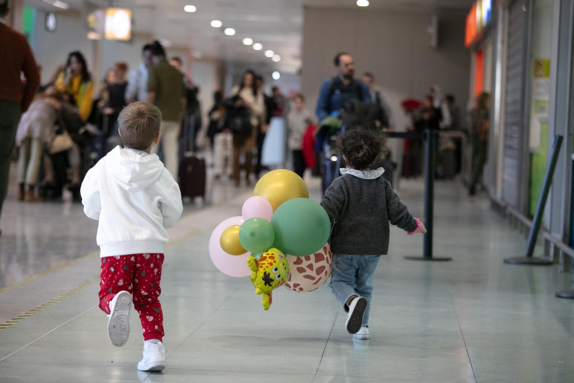 Las imágenes de las vueltas a casa por Navidad en el aeropuerto de Ibiza