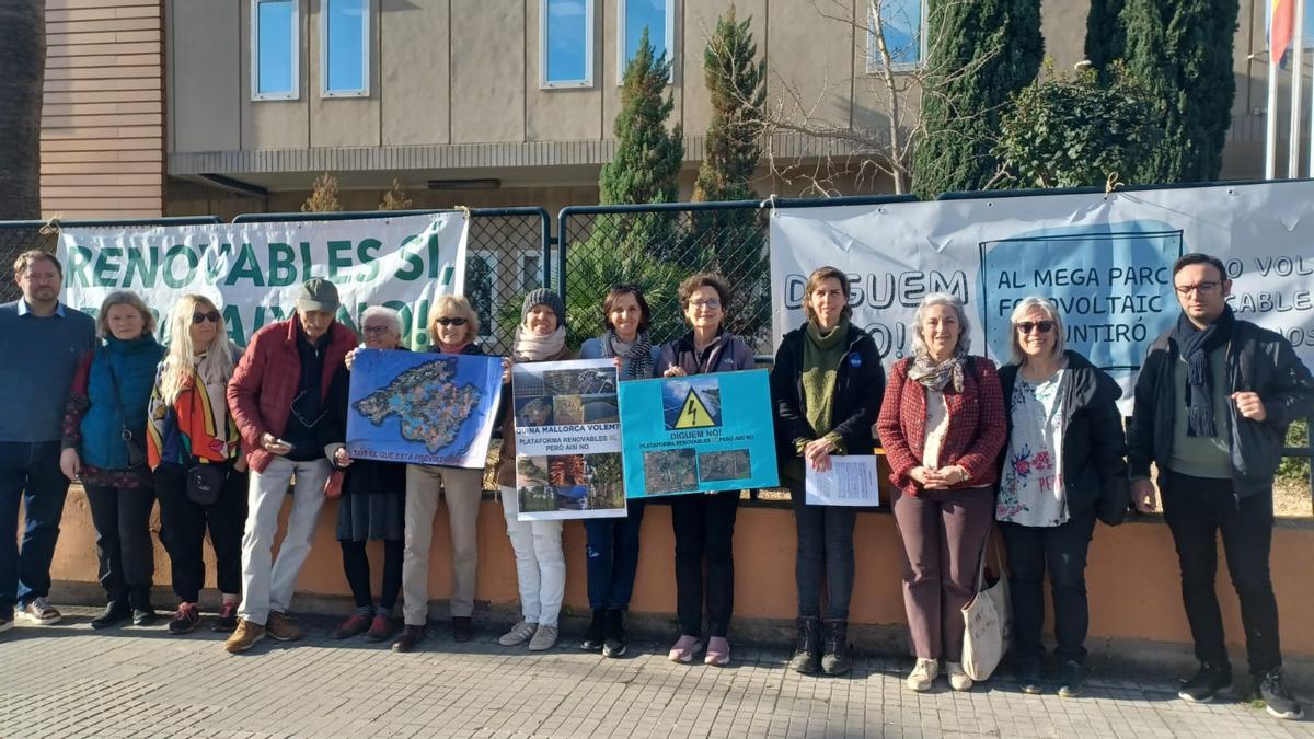 Vecinos y miembros de la plataforma, este viernes frente a la conselleria de Industria.