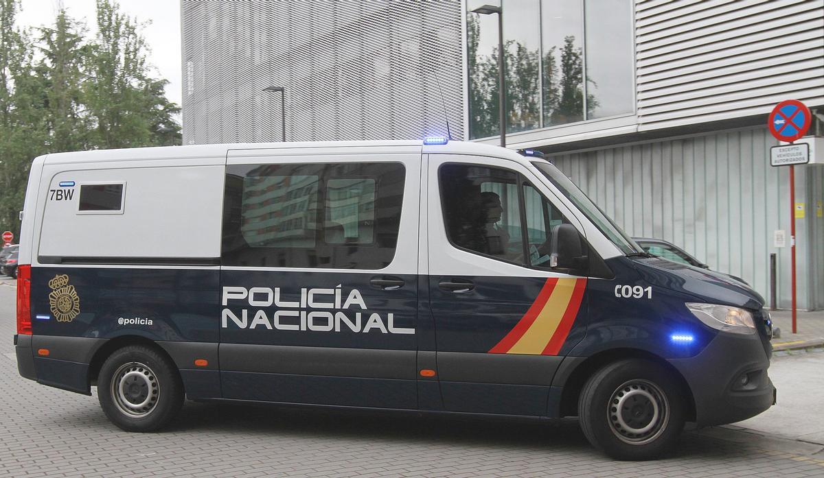 Un vehículo policial llega al juzgado de Ourense con detenidos, en una imagen de archivo.
