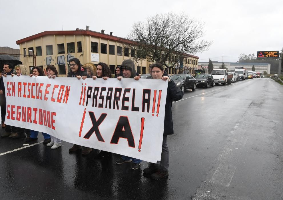 Protesta para exigir una pasarela en Bergondo