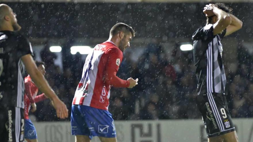 Pablo Caballero lamenta una ocasión fallada en el partido ante el Don Benito.