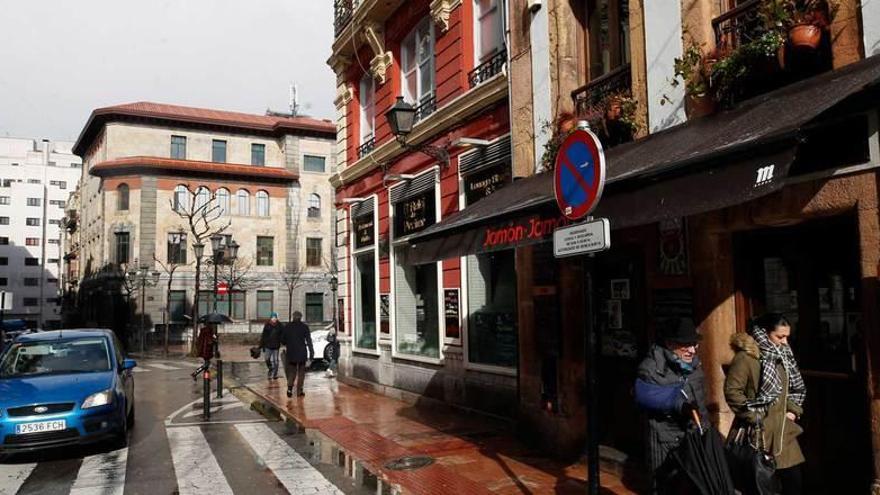 A la derecha, el bar sancionado que pide peatonalizar la calle.