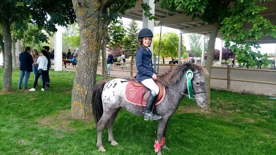 Ximena Gutiérrez, doble campeona de Castilla y León de hípica en salto con obstáculos con poni