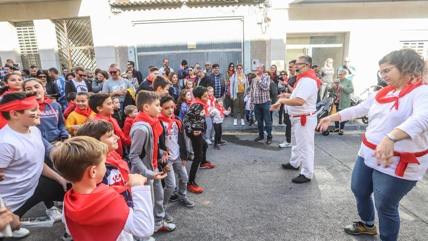 Toros &quot;bravos&quot; y carreras con el San Fermín infantil en Torrevieja