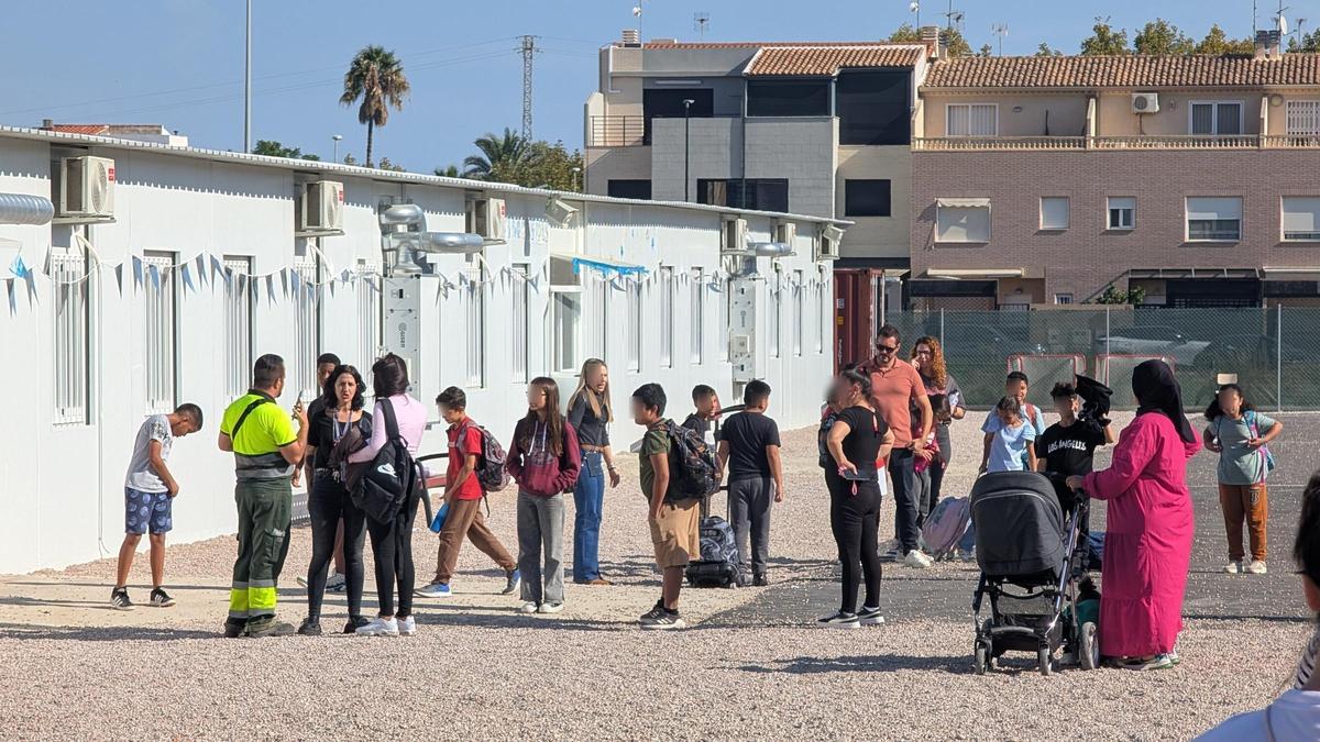Salida de los barracones del Ceip Orba de Alfafar.