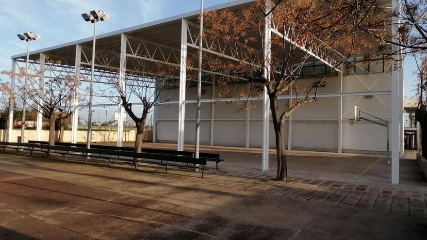 El Ayuntamiento cubre dos pistas polideportivas en es Pla de na Tesa