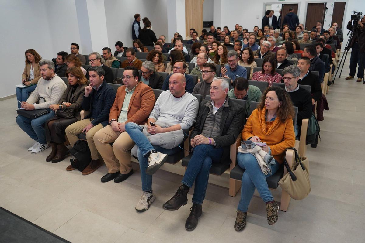 Representantes municipales durante el encuentro con responsables de la Junta en Córdoba.