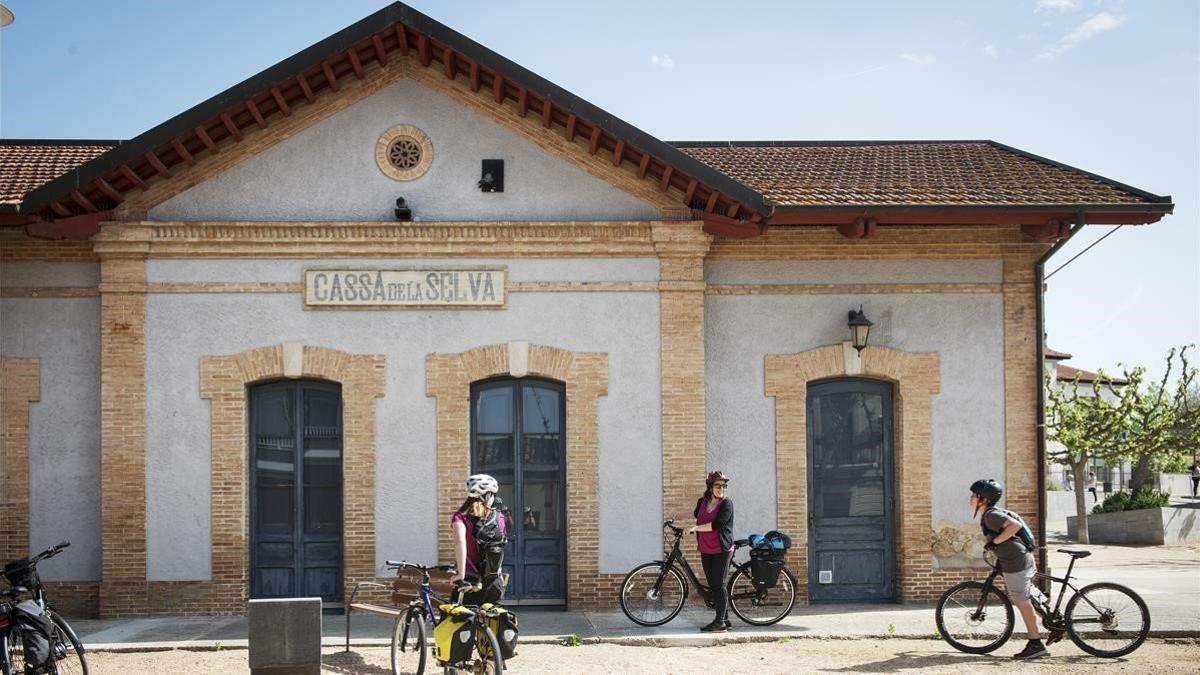 Ciclistas frente a la estación de Cassà de la Selva, sobre una de las Vies Verdes de Girona.