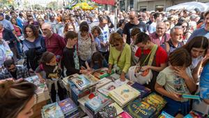 Ambient en una de les parades de llibres durant la celebració del passat Sant Jordi, a Barcelona. | JORDI OTIX