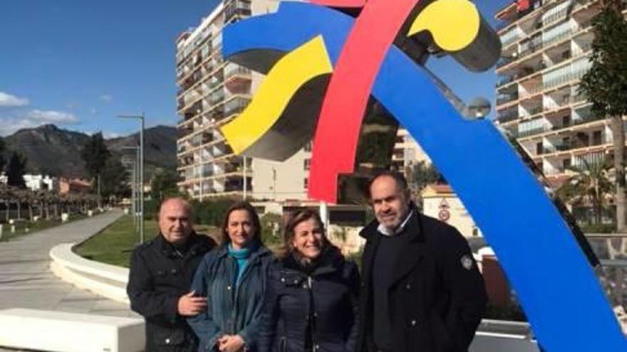 Instalación de la primera «palmera eléctrica» en Benicàssim.