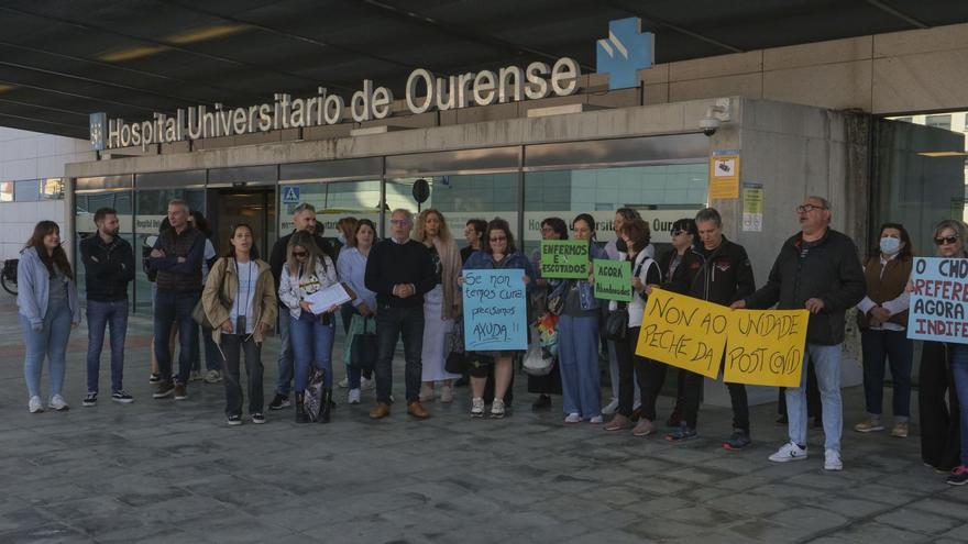 Más de cuarenta personas afectadas por covid persistente se concentraron este jueves en la entrada del CHUO.