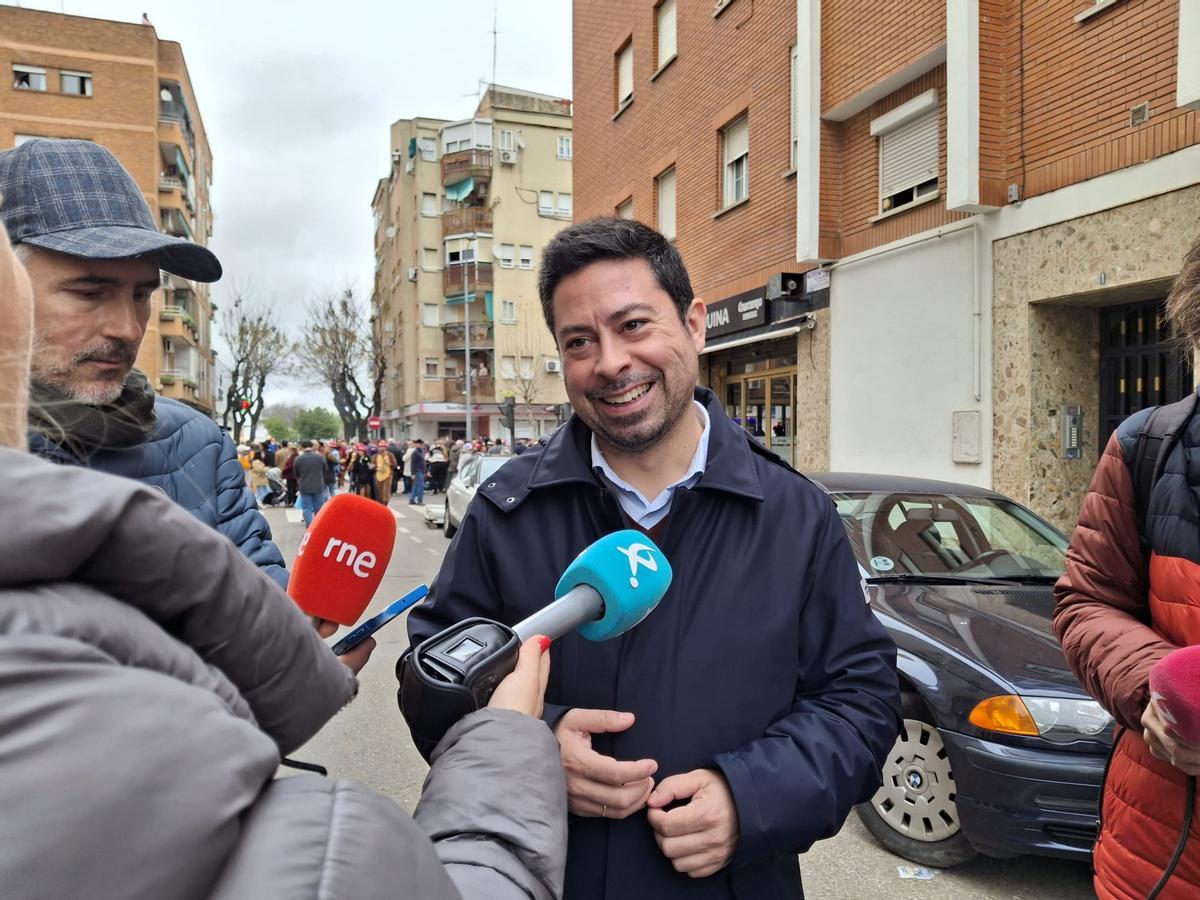 José Antonio Casablanca, el concejal de Ferias y Fiestas, atiende a los medios en San Roque.