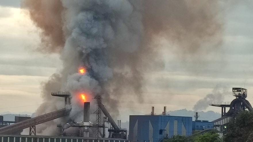 IN IMAGES: A fire forces the evacuation of Arcelor's blast furnace A in Gijón