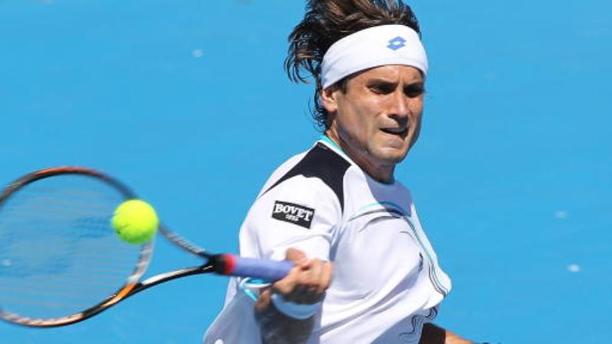 El español David Ferrer devuelve la bola al portugués Rui Machado.