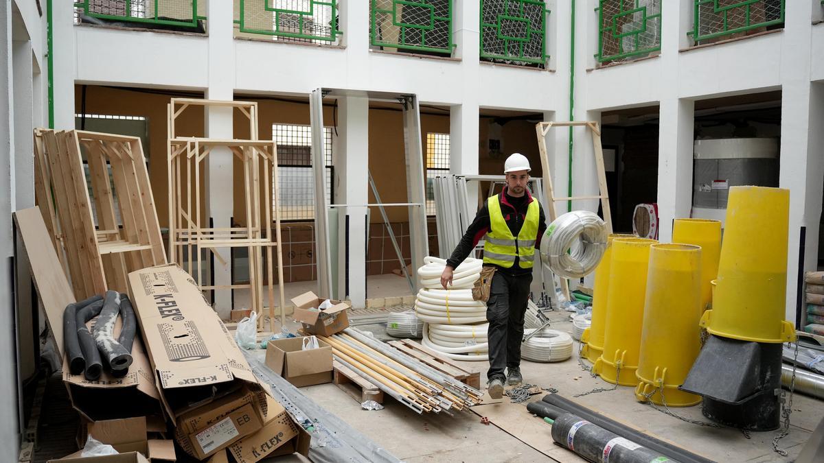 Obras de la construcción de Vimcorsa en la antigua escuela Félix Ortega del barrio de San Pedro, en imagen tomada este viernes 20 de enero.