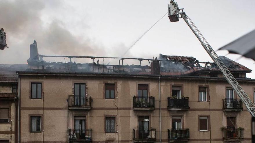 Bomberos en las labores de extinción del incendio en Sestao.