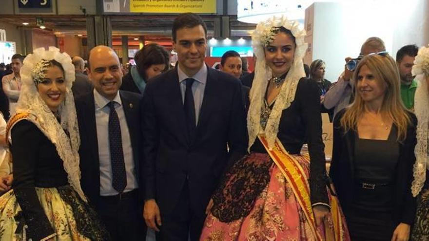 El alcalde y Pedro Sánchez posan con la Bellea, Carmen Caballero, y dos Damas, Alba Olmos y Yaiza Heras.