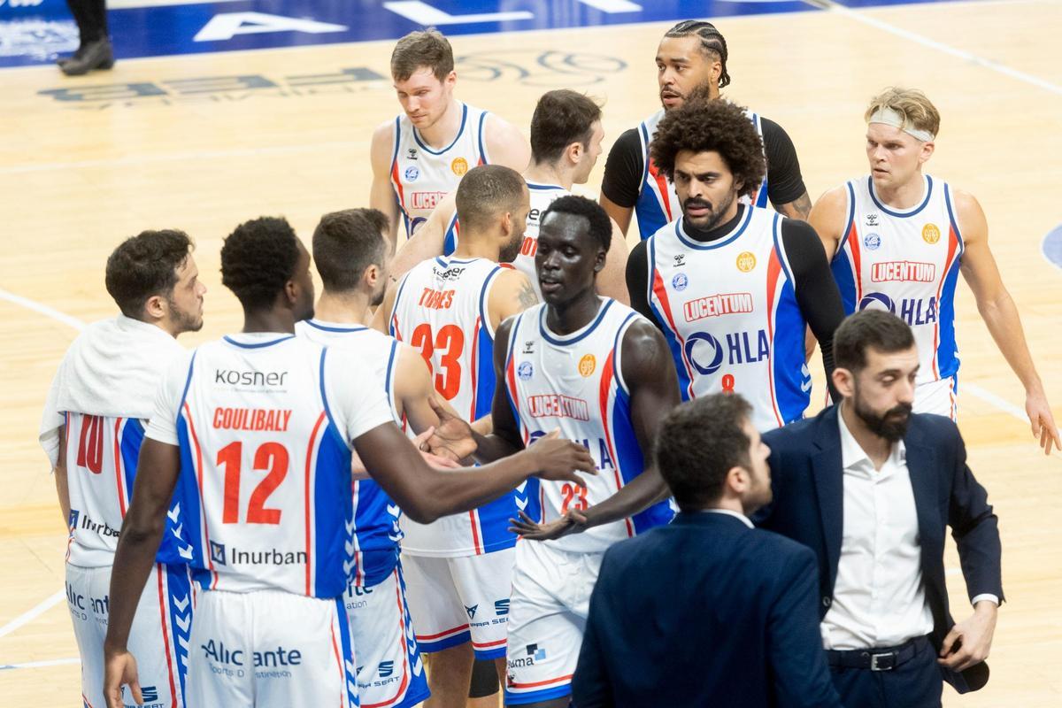La plantilla del HLA Alicante se concentra durante un tiempo muerto.