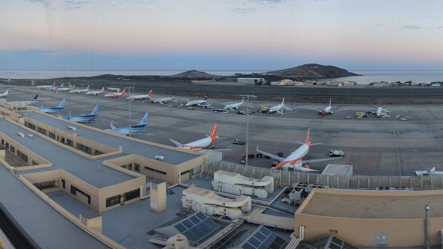 El Aeropuerto de Gran Canaria con la plataforma llena de vuelos esperando salir ayer por la tarde.  | | X (TWITTER) CONTROLADORES AÉREOS