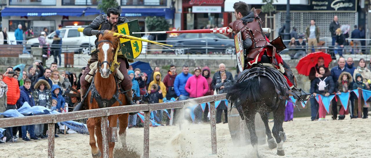 Un momento de la justa de caballeros de la Festa da Arribada en la playa de A Ribeira.