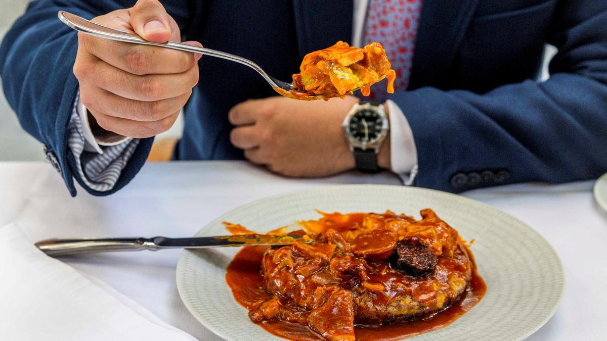 La icónica tortilla de patata con un suntuoso 'topping' a base de callos del restaurante Hevia.