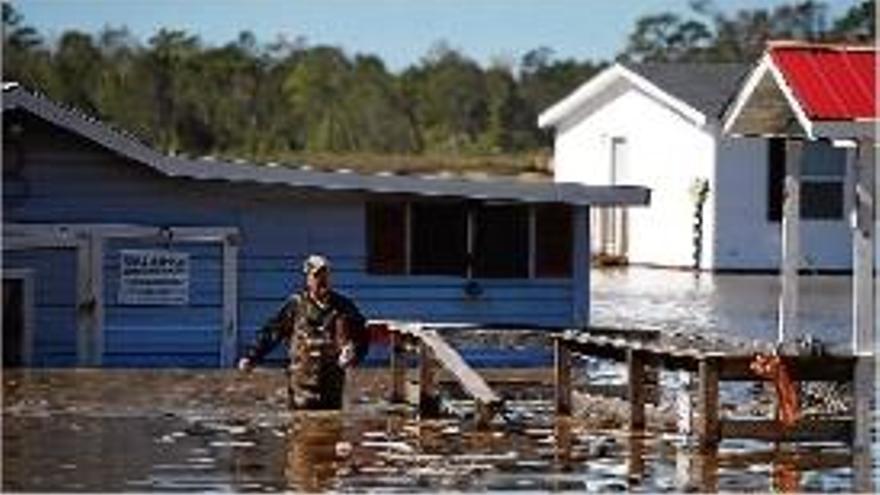 El cicló va causar greus inundacions a Carolina del Nord.