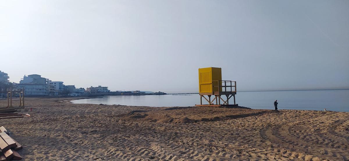 Una de las dos torres de vigilancia para socorristas en la playa de Ciutat Jardí, ubicada en la orilla
