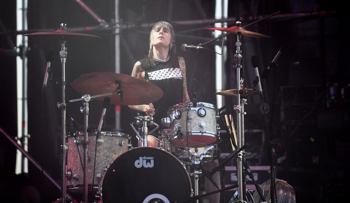 El dúo gallego formado por Anxela Baltar (guitarra y voz) y Violeta Mosquera (batería y voz) tomaron el escenario de la playa en la primera jornada del Festival Noroeste en Riazor. El dúo gallego formado por Anxela Baltar (guitarra y voz) y Violeta Mosquera (batería y voz) tomaron el escenario de la playa en la primera jornada del Festival Noroeste en Riazor.