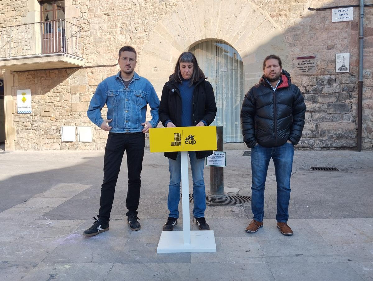 Rubèn López, Su Moreno i Aniol Vila, davant de la sala de plens, aquest dijous