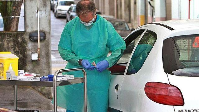 Un profesional sanitario realiza una prueba en el centro de salud de A Ponte.