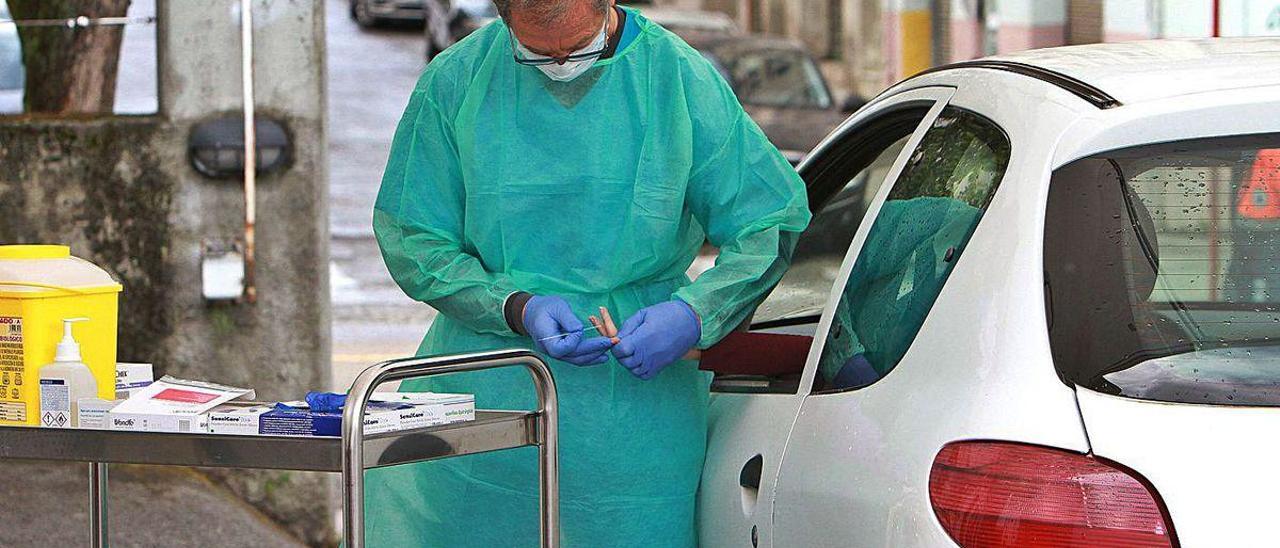 Un profesional sanitario realiza una prueba en el centro de salud de A Ponte.