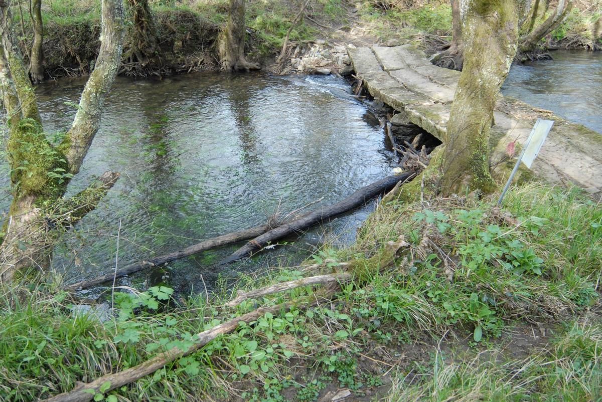 Daños en un puente de piedra entre Botos y Mouriscade. | BERNABÉ/JAVIER LALÍN
