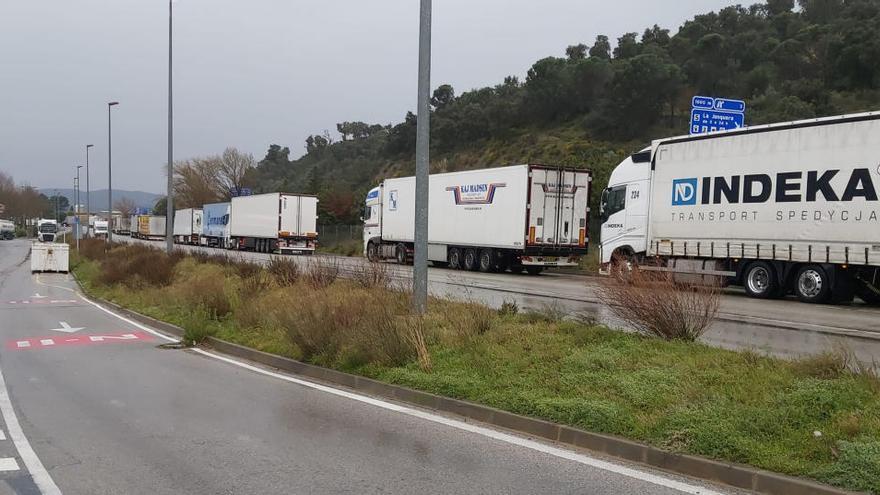 Camions aturats a la Jonquera |