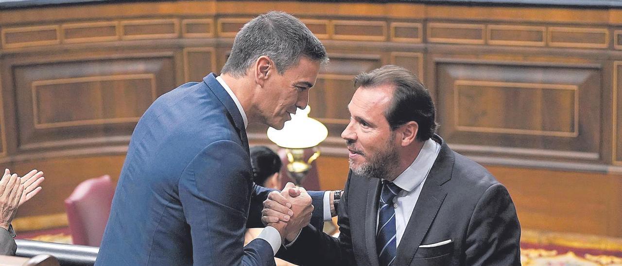 Pedro Sánchez y Óscar Puente se saludan en el Congreso de los Diputados.