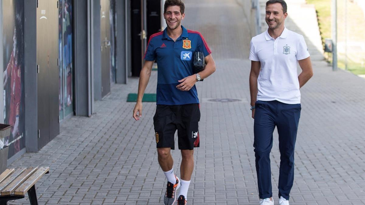 Sergi Roberto, camino de la rueda de prensa en Las Rozas.