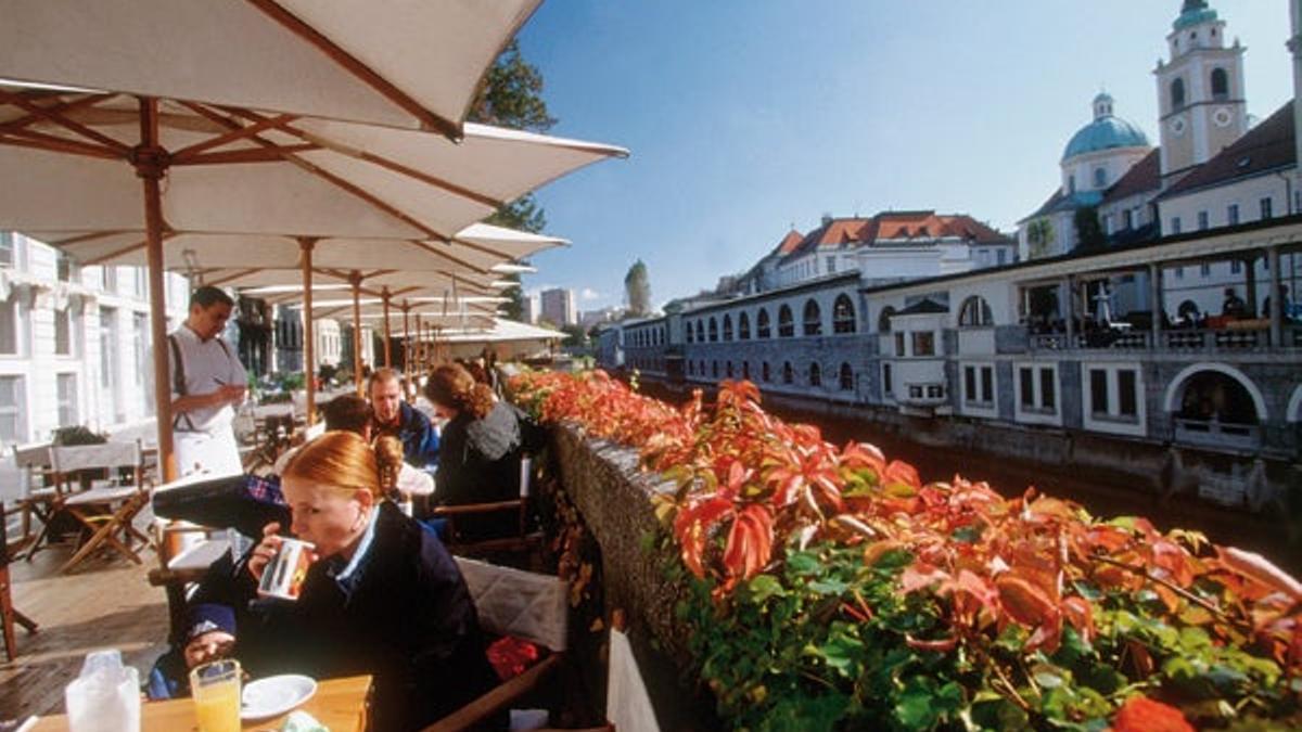 A orillas del Ljubljanica           Ambas orillas del río Ljubljanica concentran bajo la sombr