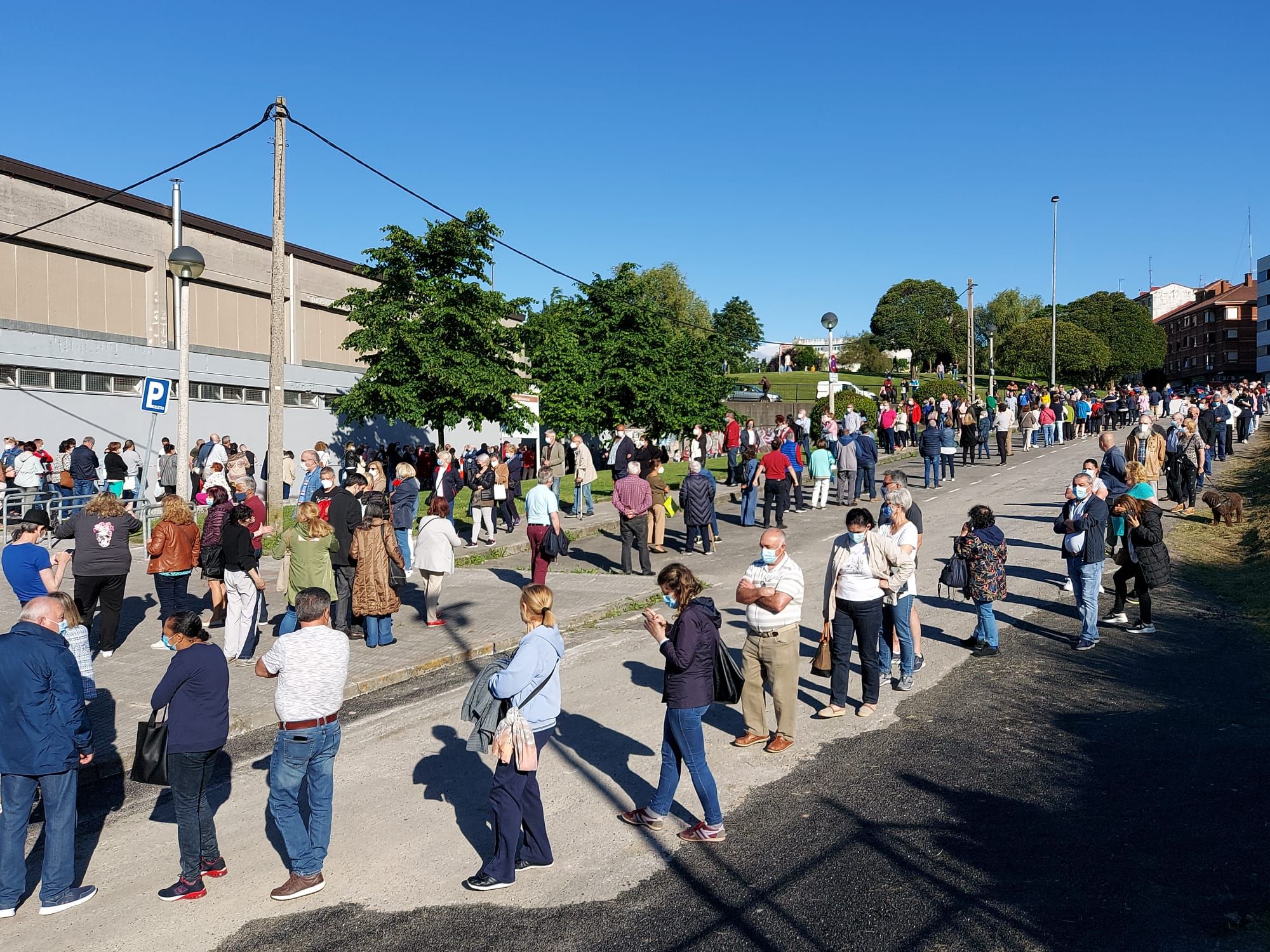 Las increíbles colas en Gijón, en el nuevo punto de vacunación de Perchera-La Braña