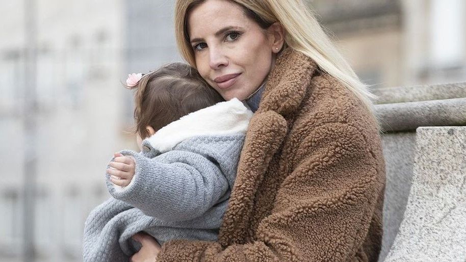 Tamara Domínguez, junto a su hija de 14 meses en la plaza del Mercado de Teis.