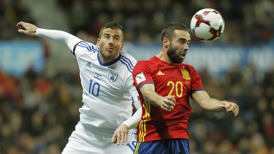 Carvajal remata un balón aéreo ante la oposición de Hemed.