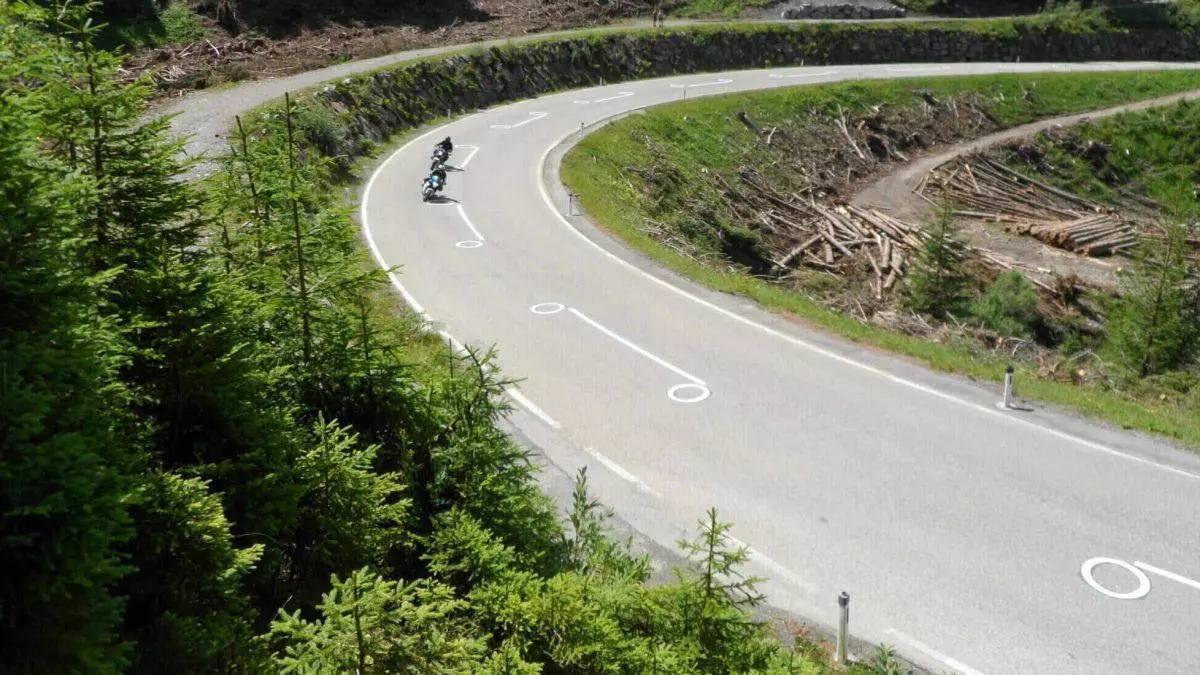 La DGT comença a pintar cercles blancs a la carretera que redueixen els accidents de moto fins a un 80%