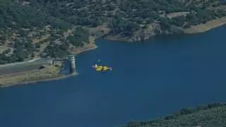 El incendio forestal en la base de Cerro Muriano evoluciona de forma favorable