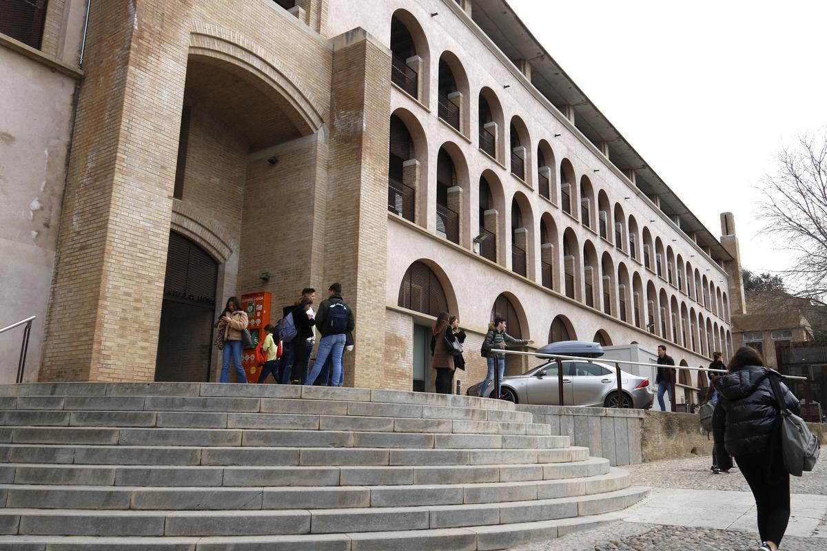 Imatge da'arxiu de la porta de la Facultat de Lletres de la UdG.