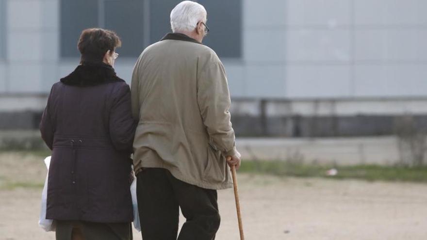 Una imatge de dues persones grans passejant