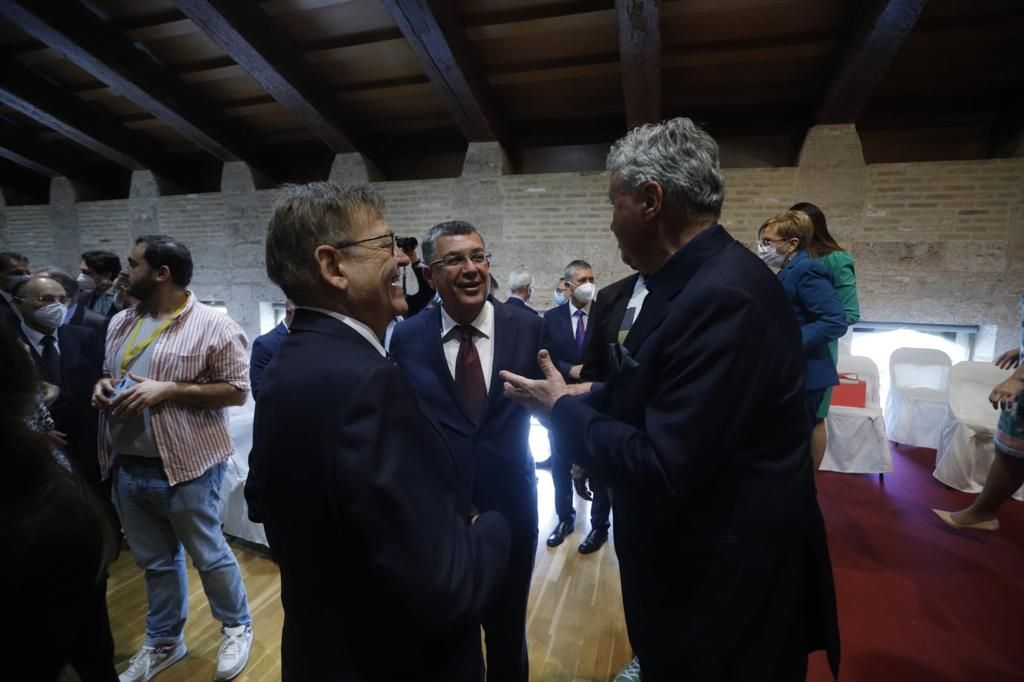 El exvalencianista Hiddink es premiado por las Cortes Valencianas