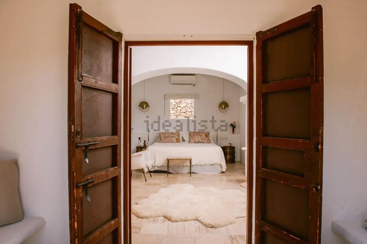 Así es una casa payesa del siglo XIX autosuficiente a la venta en Ibiza